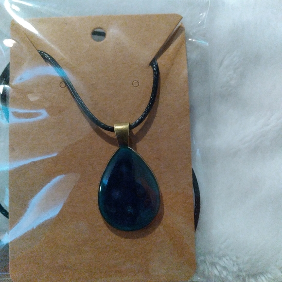 Resin teardrop necklace - Picture 1 of 1